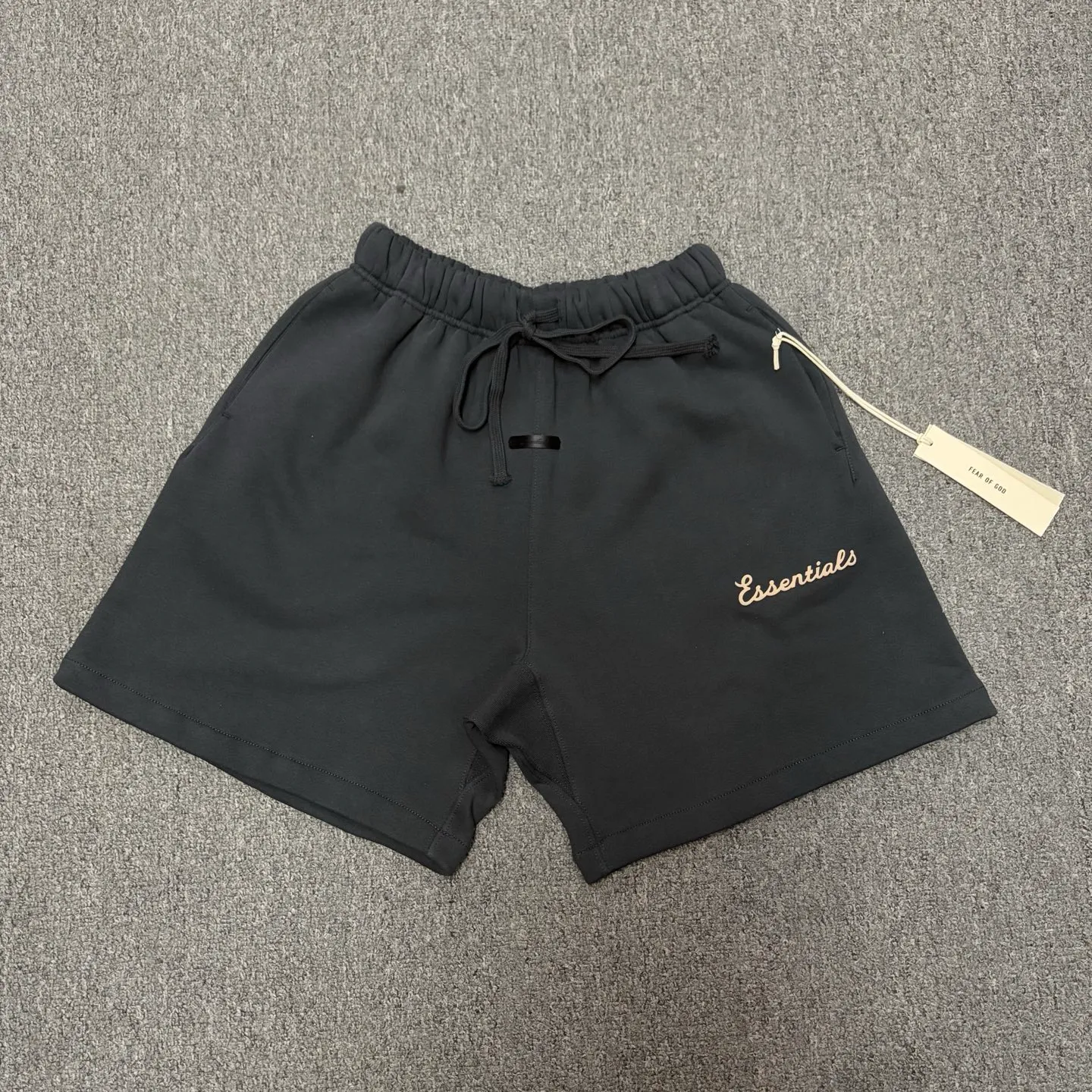 🦋Exclusively for cross-border delivery🦋87 [26SS new product shipment] FEAR OF GOD ESSENTIALS Always On Men's Classic Shorts ESSENTIALS was founded in Los Angeles, USA in 2018. The original intention of its establishment was to let more people wear affordable Versatile trendy items. In terms of fabric tailoring, it follows the same comfort and fineness as FEAR OF GOD, and the design is simplified from complexity, with the eye-catching "ESSENTIALS" LOGO running throughout. ESSENTIALS has been favored by fashion enthusiasts since its launch, and many European and American superstars are also loyal buyers. Color: Retro Black, Dune Color, Smoke Gray Size: XS-XL